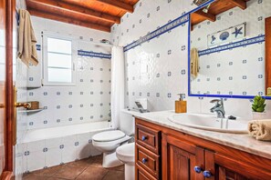 Combined shower/bathtub, towels