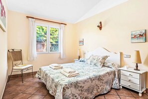 3 bedrooms, iron/ironing board, WiFi, bed sheets