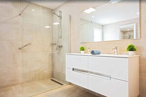 Douche, serviettes fournies