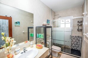 Een douche, handdoeken