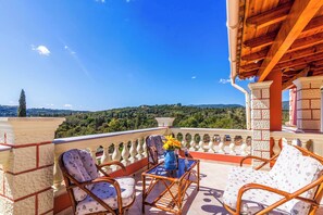 Property grounds - Villa Mirela Mikri - Three Bedroom Villa, Sleeps 6 (Corfu)