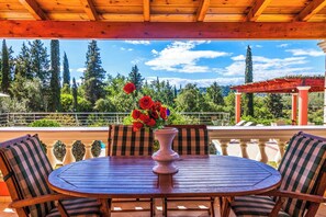 Outdoor dining - Villa Mirela Mikri - Three Bedroom Villa, Sleeps 6 (Corfu)