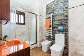 Combinació de dutxa i banyera, bidet i tovalloles 