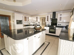 Fridge, dishwasher, electric kettle, toaster - Bryn Berthen (Penrhyndeudraeth)