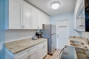 Microwave, oven, stovetop, coffee/tea maker - New and cozy 2/1 near River (Micco)