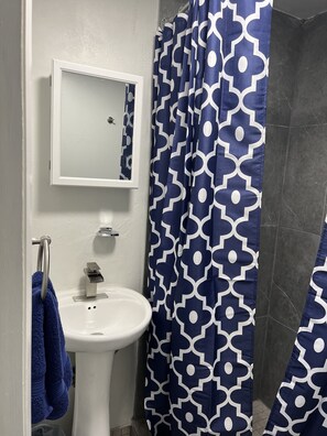 Dusche, Haartrockner, Handtücher, Seife