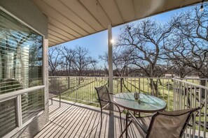Outdoor dining - WW B202 Landmark Lodge (New Braunfels)