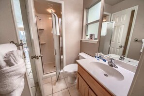 Combined shower/bathtub, hair dryer - WW B202 Landmark Lodge (New Braunfels)