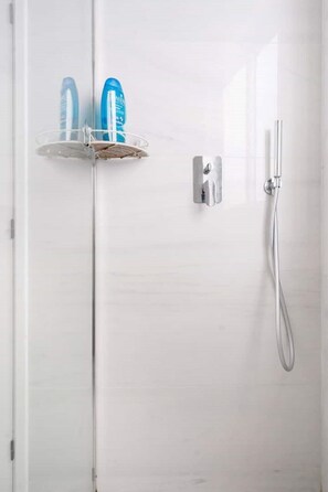 Douche, articles de toilette gratuits, sèche-cheveux