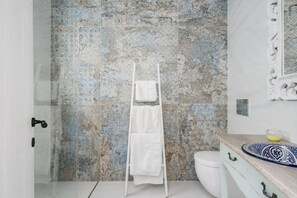 Douche, articles de toilette gratuits, sèche-cheveux