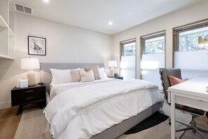 4 habitaciones, escritorio y tabla de planchar con plancha 