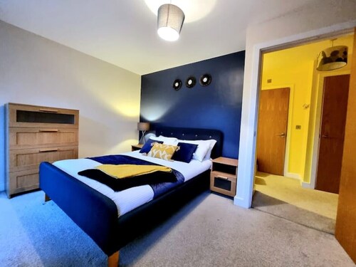 Luxury 2-Bedroom Service Apartment with Balcony