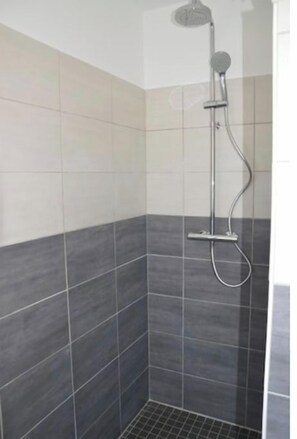 Douche, sèche-cheveux