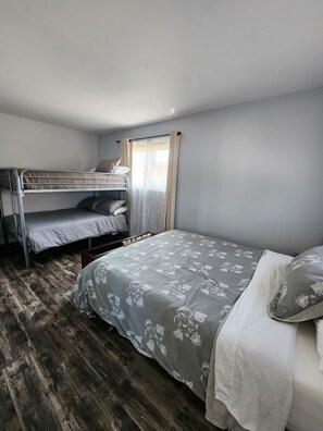 2 bedrooms, iron/ironing board, free WiFi, bed sheets - Escape the city to this quiet home along the beautiful Ottawa River (Westmeath)