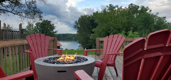 Property grounds - Escape the city to this quiet home along the beautiful Ottawa River (Westmeath)