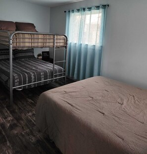 2 slaapkamers, een strijkplank/strijkijzer, gratis wifi, beddengoed