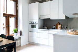 Studio | Private kitchen | Fridge, oven, stovetop, cookware/dishes/utensils
