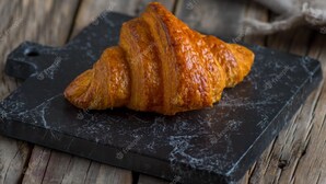Un croissant sur une planche d’ardoise.