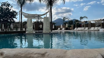 Außenpool (je nach Saison geöffnet), Sonnenschirme, Liegestühle