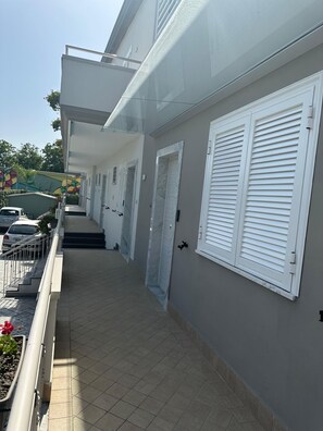 Vista frontal de la propiedad
