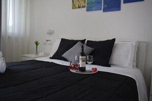 Standard Double Room, 1 Queen Bed, Private Bathroom, Garden View