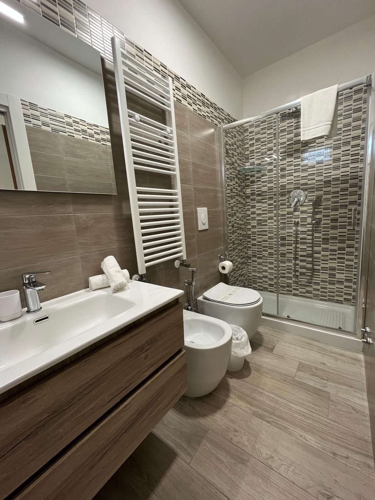 Tripla Standard | Bagno | Doccia, soffione a pioggia, set di cortesia gratuito, asciugacapelli