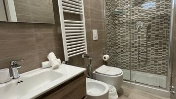 Tripla Standard | Bagno | Doccia, soffione a pioggia, set di cortesia gratuito, asciugacapelli