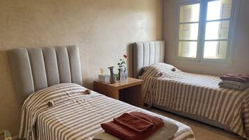 3 عدّة غرف نوم ومكتب وواي فاي مجانًا وملاءات أسرّة