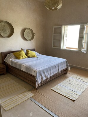 3 chambres, bureau, Wi-Fi gratuit, draps fournis