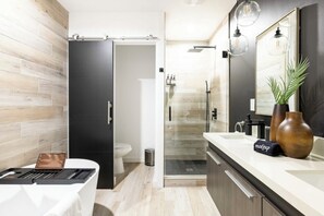 Shower, hair dryer, towels, soap - Retro Mid-Mod Vibes Getaway (Centrally Located) (Phoenix)