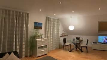 Een smart-tv, een dvd-speler, boeken en een filmbibliotheek