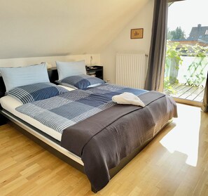 1 habitación, tabla de planchar con plancha, wifi gratis y ropa de cama