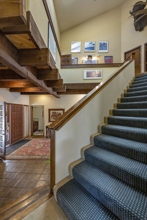 المنشأة من الداخل