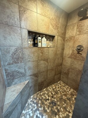 Douche, séchoir à cheveux, serviettes fournies, savon