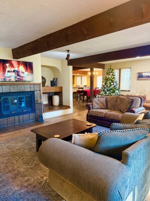 تلفزيون ذكي، مدفأة، مشغل دي في دي، كُتُب