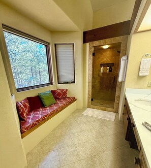 Shower, hair dryer, towels, soap - Beautiful, Huge Home on Golf Course and close to Ski Resort. Recently Renovated! (Angel Fire)
