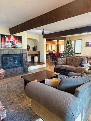 Smart TV, fireplace, DVD player, books - Beautiful, Huge Home on Golf Course and close to Ski Resort. Recently Renovated! (Angel Fire)