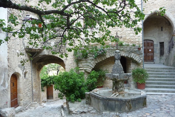 village du Crestet