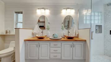 Dusche, Haartrockner, Fußbodenheizung (Badezimmer), Handtücher