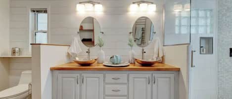 Shower, hair dryer, heated floors, towels