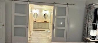 Sovereign Cottage - Hot Tub/Outdoor Space/10 Acres Farm Land.
4 Bedrooms 3 Baths