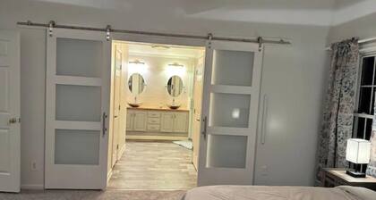 Sovereign Cottage - Hot Tub/Outdoor Space/10 Acres Farm Land.
4 Bedrooms 3 Baths