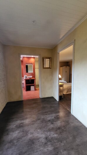 2 bedrooms, iron/ironing board, travel cot, free WiFi