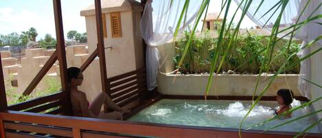 2 albercas al aire libre