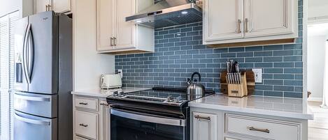 Mini-Kühlschrank, Wasserkocher mit Kaffee-/Teezubehör