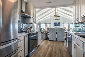 Frigorífico pequeño y cafetera o tetera