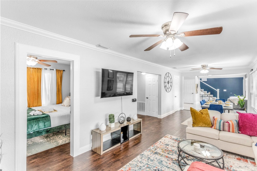 King Bd / Charming 2 Story Cottage W/ Private Yard - Orlando