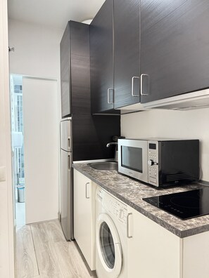 Kühlschrank, Mikrowelle, Herdplatte, Wasserkocher mit Kaffee-/Teezubehör