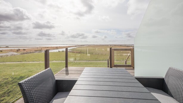 Un espacio de estar moderno al aire libre con vistas al paisaje.