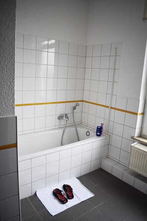 Douche, sĂšche-cheveux, serviettes fournies